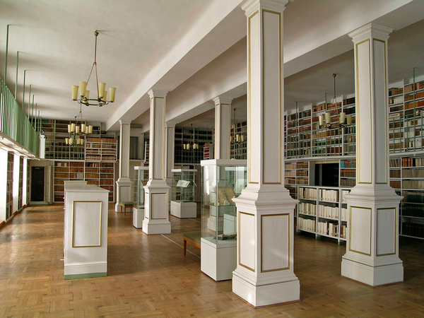 Historischer Saal der Herzoglichen Bibliothek, in dem die Bücher seit Beginn des 18. Jahrhunderts aufgestellt sind